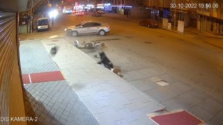 Otomobille çarpışan motosikletli metrelerce savruldu: O anlar kamerada