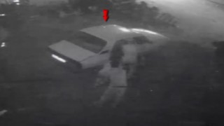 Otomobille geldikleri iş yerlerinde hırsızlık yaptılar