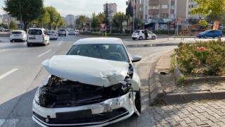 Otomobiller çarpıştı: 2 yaralı