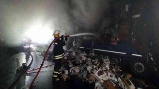 Otoyolda küçük ev aletleri taşıyan tır alev alev yandı
