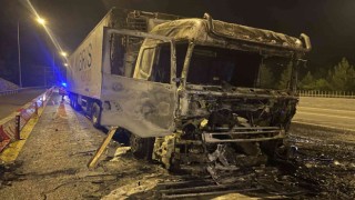 Otoyolda yanan TIR hurdaya döndü