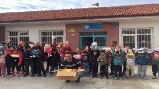 “Oyuncak kardeşliği” köy okulu öğrencilerinin yüzünü güldürdü