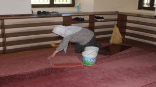(ÖZEL) Afyonkarahisarlı gönüllü kadınlar her hafta bir camiyi gönüllü temizliyor