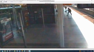 (Özel) Bursada zabıtaya sinirlenen sokak müzisyenleri gitarını böyle kırdı
