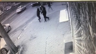 (Özel) İstanbulda kapkaç anları kamerada: Birinin elinden diğerinin kulağından çaldılar