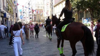 (ÖZEL) İstiklal Caddesinde atlı polislere yoğun ilgi