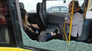 (Özel) Otobüs camı yüzünde patladı, oturduğu yerden kalkamadı