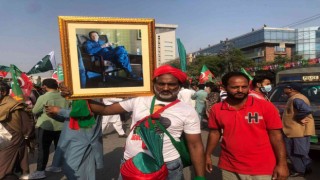Pakistanın eski Başbakanı Khan binlerce destekçisiyle İslamabada gidiyor