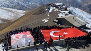 Palandökenin karlı zirvesinde dinmeyen Cumhuriyet coşkusu