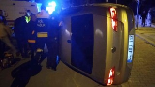Park halinde araca çarpan otomobil yan yattı: 4 yaralı