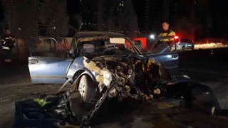 Park halindeki tıra çarpan otomobil hurdaya döndü: 1 yaralı