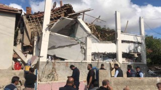 Patlamada yıkılan evin enkazından 4 kişi sağ çıkartıldı