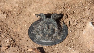 Perredeki kazılarda Medusa kabartmalı madalya bulundu