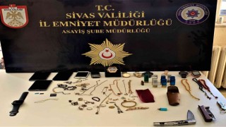 Plastik aparatla kilitleri açıp evleri soydular