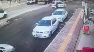 Polis aracına çarpan motorlu kurye ağır yaralandı