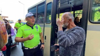 Polis, ayakta seyahat eden yolcuları tek tek indirdi