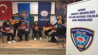 Polis hazırladığı projeyle hem saz çalmayı öğreniyor hem de öğretiyor
