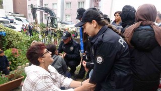Polis yıkıma engel olmak isteyen vatandaşı el öperek ikna etti