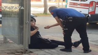 Polisin elindeki bıçağı alıp sakinleştirdiği kadın, çantasından ikinci bıçağı çıkardı