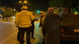 Polisin sürücü ile imtihanı kamerada
