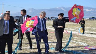 Polisler ve çocuklar el ele uçurtma uçurarak doyasıya eğlendi