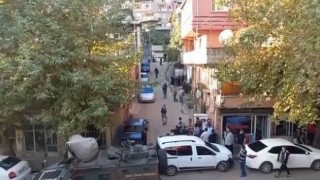 Polisleri yaralayan şüphelileri darp edilmekten yine polis kurtardı