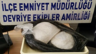 Polisten kaçmaya çalışan şüpheliler 2 kilo metamfetaminle yakalandı