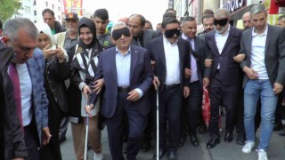Protokolden göz bantlı, değnekli farkındalık