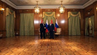 Putin ve Paşinyan Soçide bir araya geldi