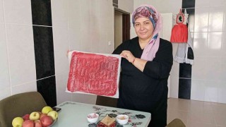 Rahatsızlığından dolayı hazır gıda yiyemeyen kadın, erik ve kavun pestili yaptı