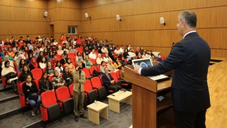 Rektör Çiftçi Hukuk Fakültesi öğrencileriyle buluştu