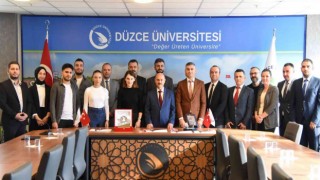 Rektör Sözbir ödül kazanan akademisyenler ve öğrencilerle buluştu
