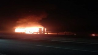 Rulo kağıt yüklü tır, Avrupa Otoyolunda alev topuna döndü