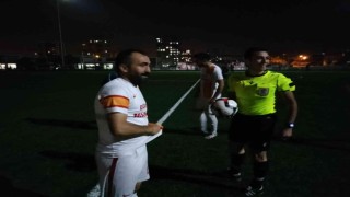 Sahada elektrikler gitti, gece maçları 15 dakika durdu