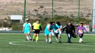 Sahada rahatsızlanan futbolcu ölümden döndü