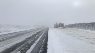 Sahara geçidinde ulaşıma kar ve tipi engeli