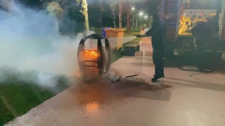 Sahildeki çöp konteynerini ateşe verdiler