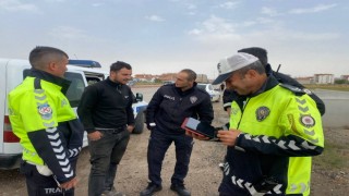 Sahte plaka ile polisi kandırmak istedi, gerçek anlaşılınca gözaltına alındı