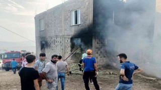 Saman dolu bodrum katında çıkan yangın paniğe neden oldu