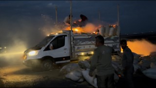 Saman yüklü araçta yangın çıktı, işçiler alevler içindeki torbaları aşağı attı