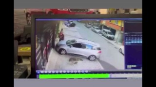 Sancaktepede bir vatandaş köpek korkusundan arabanın üstüne çıktı