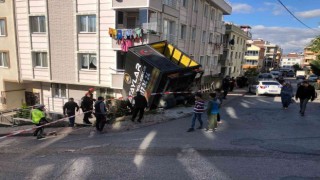 Sancaktepede freni boşalan kamyonet işçilerle birlikte bina bahçesine uçtu