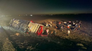 Şanlıurfada yolcu otobüsü şarampole devrildi: 25 yaralı