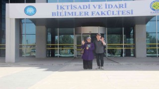 Şanlıurfalı anne-oğlu okuma aşkı aynı sırada buluşturdu