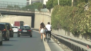 Sarıyerde patenli ve bisikletli çiftin tehlikeli yolculuğu kamerada