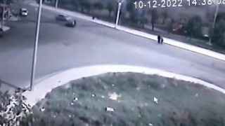 Savrulan aracın altında kalmaktan son anda kurtuldular, o anlar kamerada