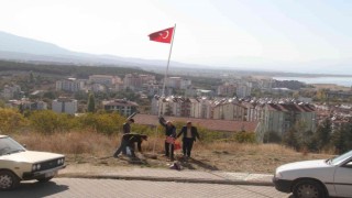 Şehit kabirlerinin başına Türk bayrağı dikti, Bartındaki maden şehitlerini de unutmadı