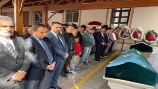 Şehit öğretmenin annesi toprağa verildi