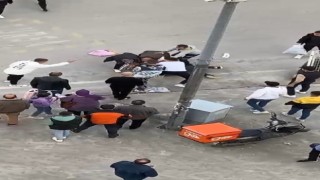 Şehrin merkezinde herkesin gözü önünde defalarca bıçakladı
