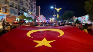Şemdinlide metrelerce uzunluğunda Türk Bayrağı Cumhuriyet bayramı için açıldı